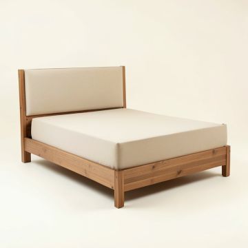 Leesburg Standard Bed (synthetic illustration; no displayed measurements)