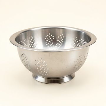 Cozart Stainless Steel 8-Qt . Deep Colander (synthetic illustration; no displayed measurements)