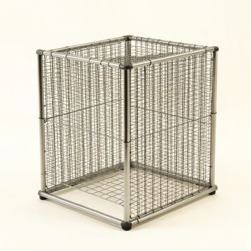 The “ O '' Parrot Play Stand (synthetic illustration; no displayed measurements)