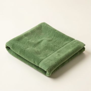 Holly Arc Bath Towel (synthetic illustration; no displayed measurements)