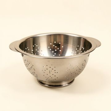 Old Dutch International Stainless Steel Colander (synthetic illustration; no displayed measurements)